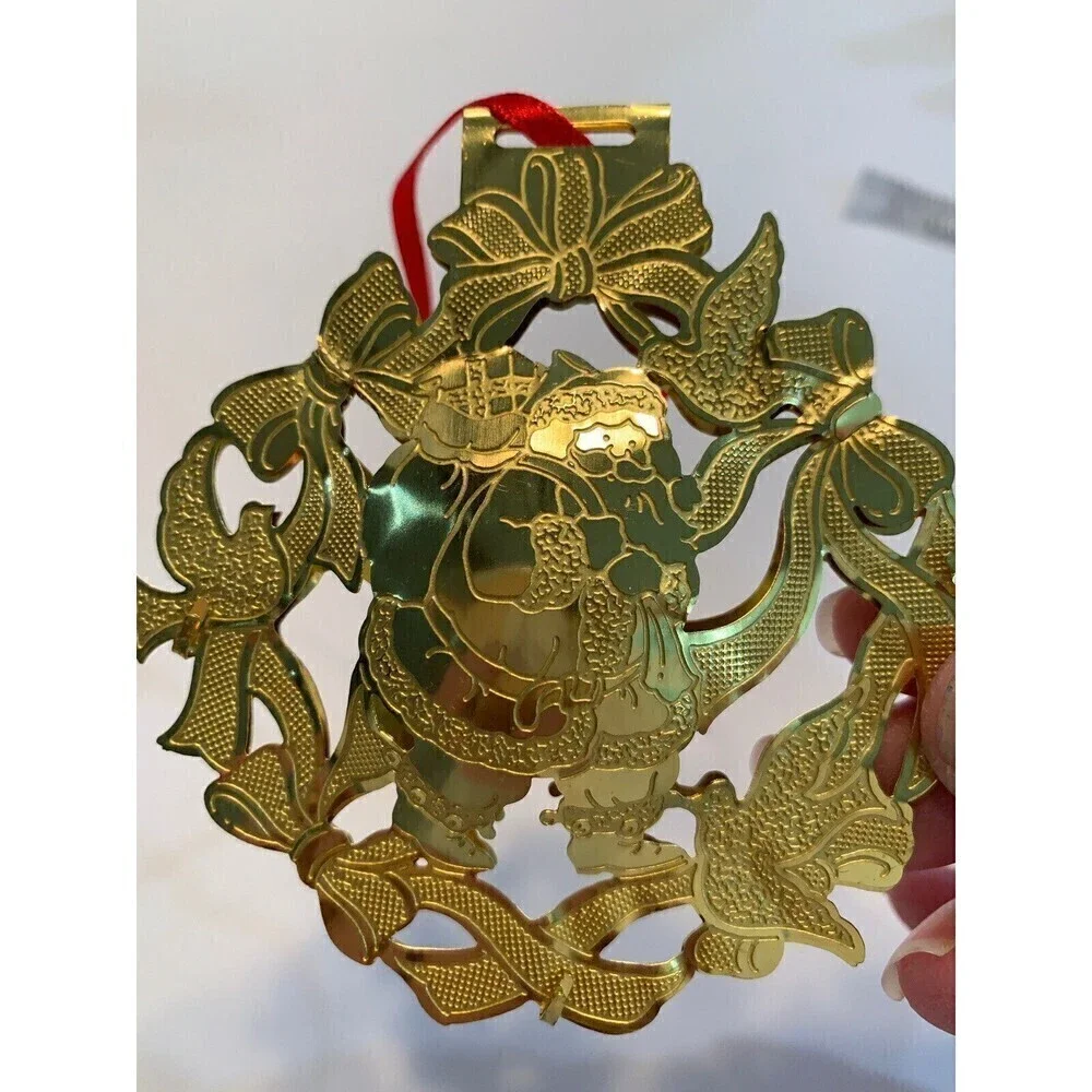 Santa Claus Gold Tone / Gold Plated Christmas Wreath Ornament 3